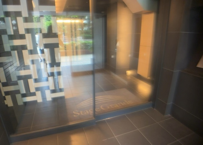 ラウンジは、マンションの共用スペースに椅子やテーブルなどを配置した利用者が寛げる空間です。屋内型ラウンジと屋外型ラウンジがあります。共用部分の管理状況と合わせて、詳細については現地でご確認ください。