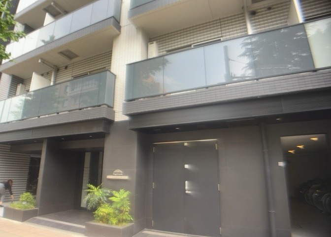 道幅が広い場所は日当たりや風通が良好です。幅が広いのですれ違いも可能ですし大きな車でも駐車可能！一方で、大型車が通ることも多くなるため交通量の増加により騒音に繋がります。また土地の値段が高くなります。