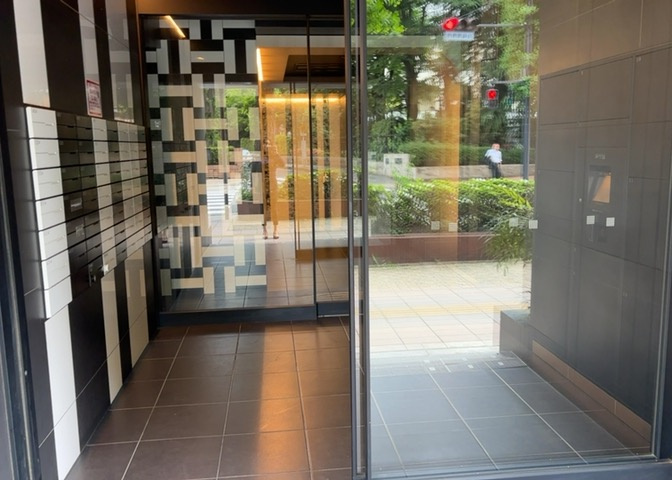 玄関は家の顔でもあり、家族以外の目にも止まる場所です。玄関は外との間を仕切る扉、靴などをしまっておく収納スペース、靴脱ぎのたたきスペース、来客とのやり取りをするドアホンなど複数のアイテムからなります。
