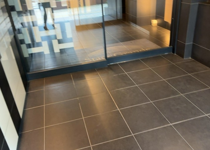 共用部分は、一棟の建物に住む区分所有者全員が共同で所有するとし、共用部分の管理、補修などは、区分所有者で形成される管理組合が行います。個人の判断で勝手に変更することはできませんので覚えておきましょう。