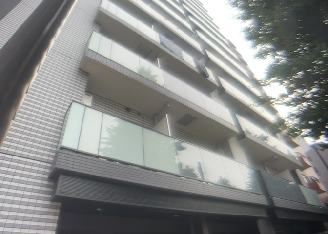 一般的なバルコニーは、奥行1.5ｍ程ですが、ワイルドバルコニーは2ｍまで広がっています。そのため洗濯物の間隔をあけ干すことができ、乾きやすいというメリットや、ガーデニングが楽しめる等の特徴があります。