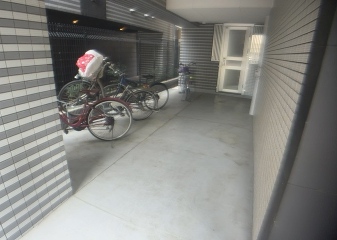 マンションの駐輪場は、事前に空きがあるか確認を取ると安心です。せっかく入居したのに駐輪スペースがない！なんてことになったら大変ですよね。そこで、内見時や購入前にはまず事前に確認しておくと良いでしょう。