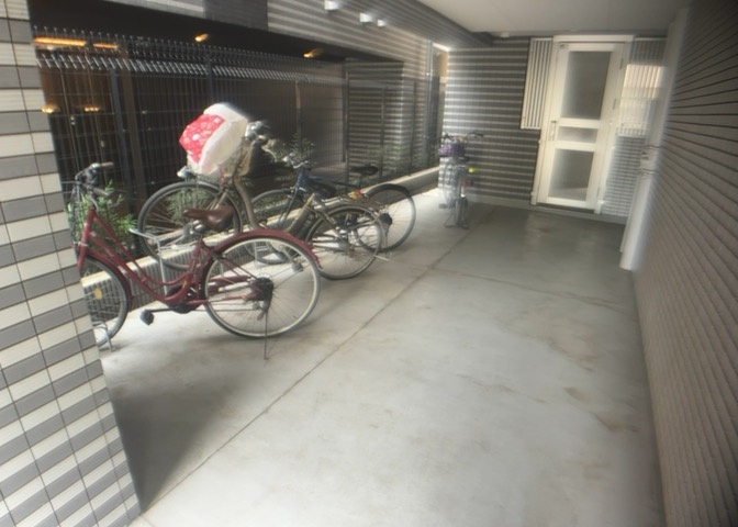 車一台あたりに必要なスペースは、標準サイズの普通自動車で横幅2m50cm、長さ5mは必要になります。ただし、乗降のことも考慮して横幅3m30cm、長さ5m50cmほどは確保できるところを選びましょう。