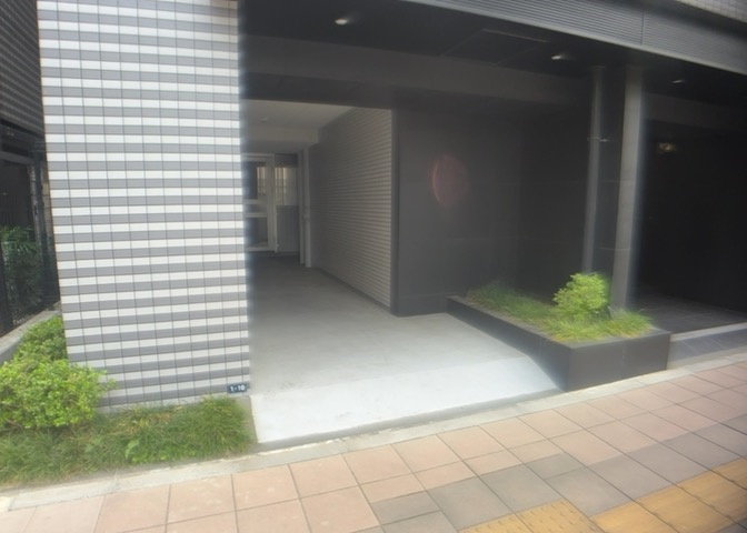 駐車場と明記されていても、最小スペースでつくられた駐車場だと大型車は駐車できなかったり、出入りしにくくなったりする可能性があります。お車のサイズと購入したい物件の駐車場のサイズを現地で確認しましょう。