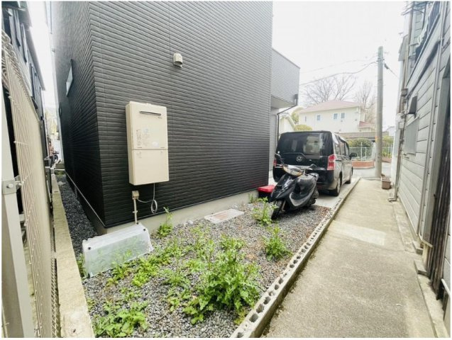駐車場裏の敷地内です！