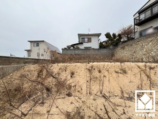 大きなすべり台やブランコなどの遊具が設置された「豊楽公園」や、テニスコートや体育館・プールなどが併設された「樋之池公園」など、徒歩圏内に大きな公園が複数あり、子育て世帯の方にもお勧めです。