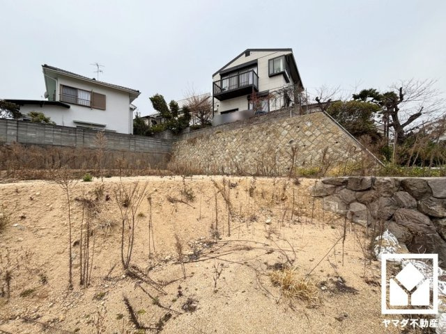 「樋之池公園」には池を囲う遊歩道が整備されています。「豊楽公園」は桜や藤が美しく咲き誇る公園で、四季折々の自然を感じながらお散歩なども楽しめる住環境です。