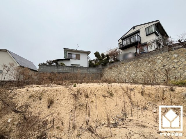 傾斜地につき南側は陽当たり・眺望・風通しの良い立地です。