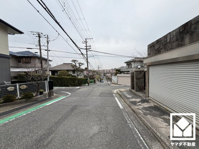 前面道路幅員約6.5mとゆったりとした広さがあるのでファミリーカー等の車の出入りも楽にできます。
