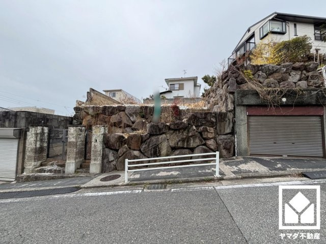 前面道路は歩道付きのため見通しが良く安全な出入りが可能で、お子様も安心して通学していただけます。