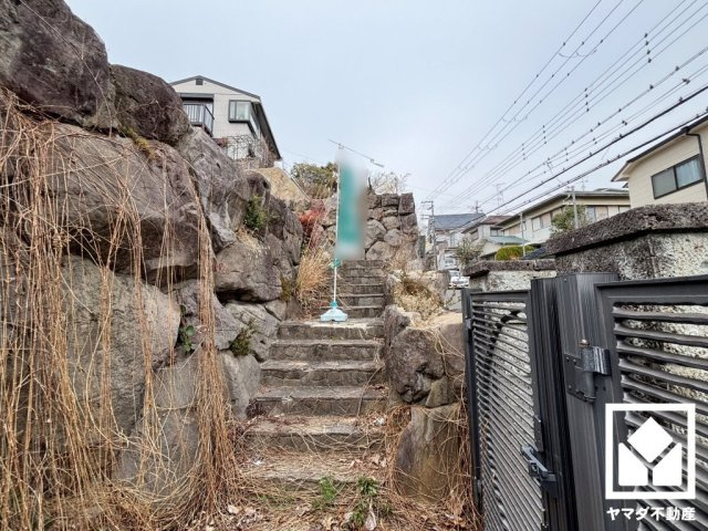 阪急甲陽線「苦楽園口」駅まで徒歩約13分、JR東海道本線「さくら夙川」駅まで徒歩約30分の立地。