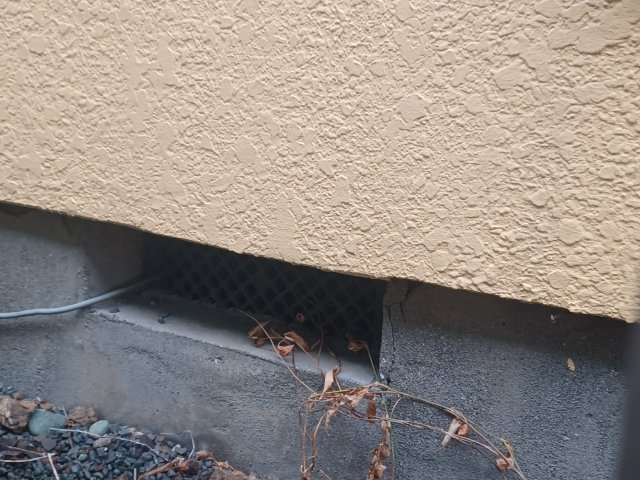 床下換気口は、床下に湿気がこもることを防ぎ、効果的に換気を行うために設置されています。床下換気口が設置されていない建物は、基礎パッキング工法などにより換気を行なっています。詳細は現地でご確認ください。