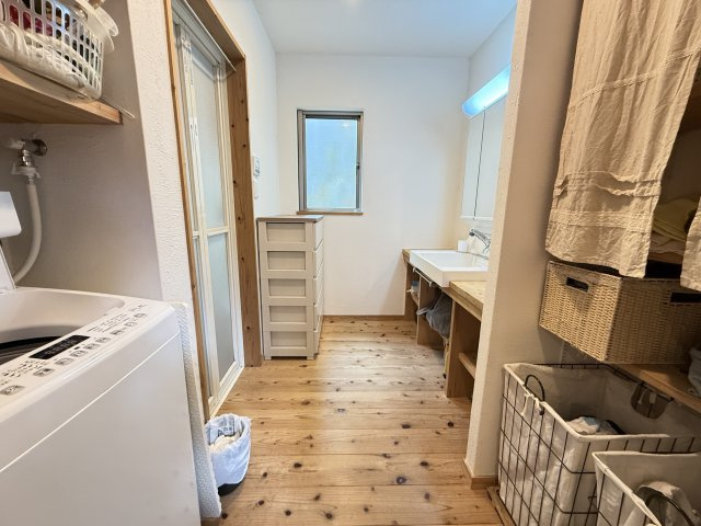 木を活かしたナチュラルな洗面脱衣室は、使い勝手と温かみを兼ね備えた空間です。収納棚や引き出しが充実しており、タオルや洗濯用品などもすっきり整理可能。洗面と洗濯機の動線も良好で、家事効率がアップします。