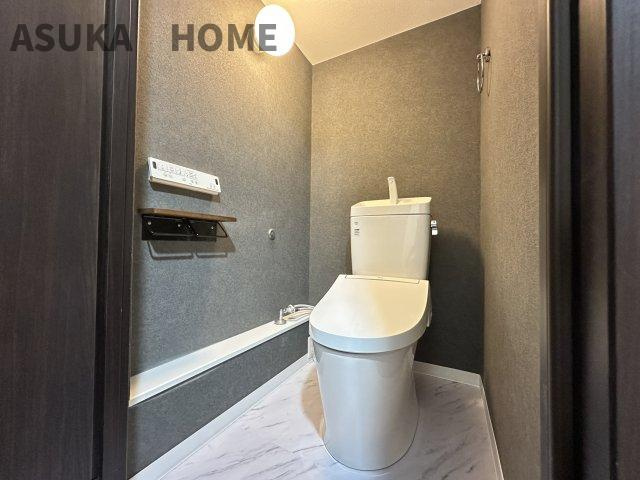 温水洗浄便座の最新トイレ設備です。奥行きの有るゆったりしたスペースのトイレ空間です。