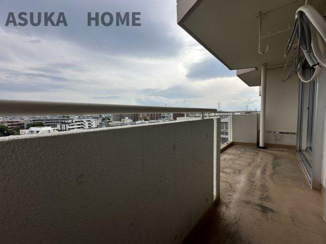 南向きで陽当りの良いバルコニーは、風通りも良く洗濯物の渇きも早く家事の時短にもなりますよ。