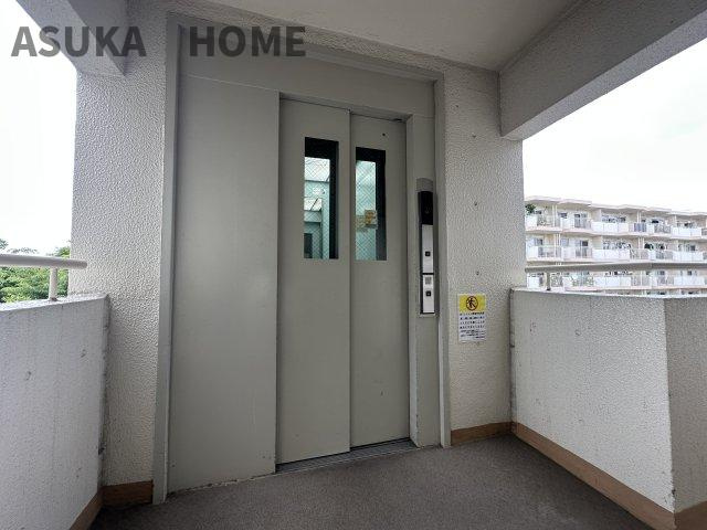 エレベーターを完備したマンションです。荷物の多い時や小さいお子さんとのお出かけの時など便利ですね。