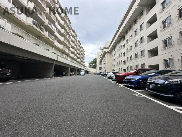 駐車がしやすいフラットで道路幅も充分な前面道路です。駐車が苦手な人でもラクラク駐車できます。