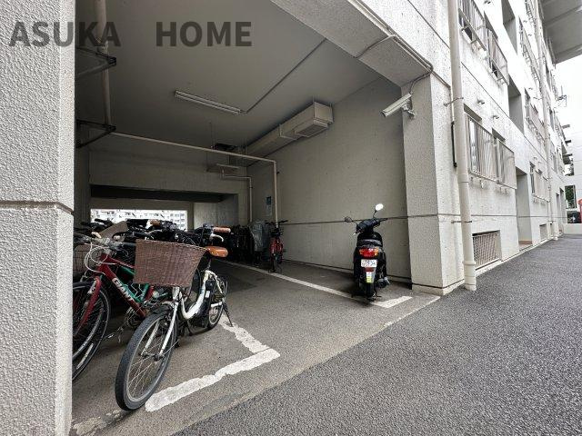 屋根付き駐輪場・バイク置き場です。雨の日も保全にも便利で助かりますね。