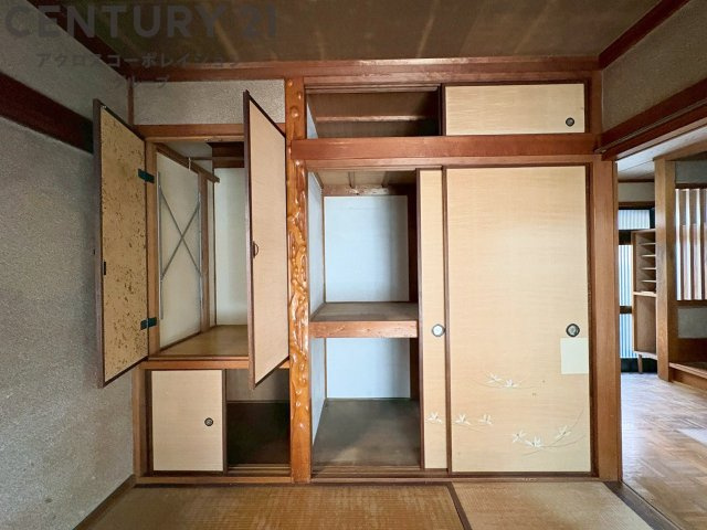 押入れは季節の衣類、寝具などを収納できます。伝統的な美しさと実用性が融合し、収納物を保護する調湿・換気効果があります。使い方によっては書類や小物なども効果的に整理でき空間を有効活用できます。　