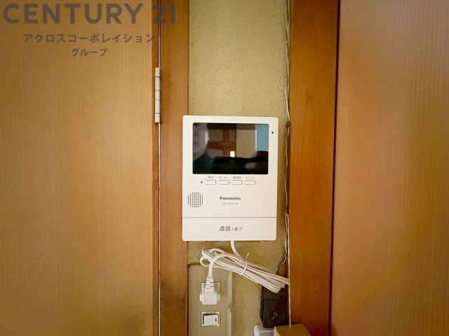 訪問者が来たときにテレビ画面で確認できるため、安心してドアを開けられます。録画機能があるものもあり、留守中に来訪者を記録しておくことができます。利便性が高く、セキュリティ面でも安心です。　