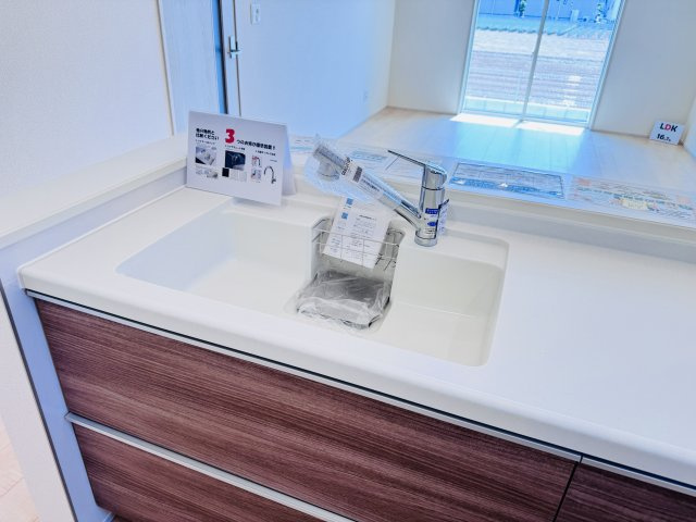お手入れしやすいハイマーブルシンク採用