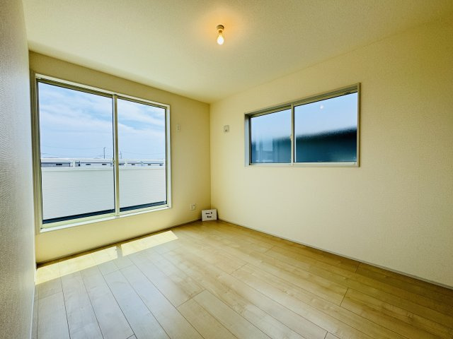 6.3帖寝室・南側バルコニー前の明るいお部屋です♪