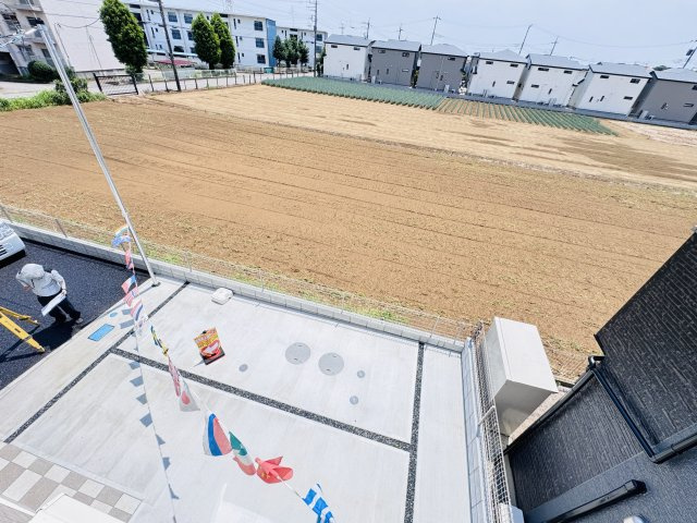 バルコニーより南側眺望・南側駐車スペースで日当たり良好♪