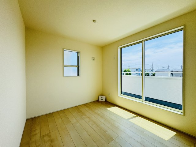 5.2帖洋室・南側バルコニー前の明るいお部屋です♪