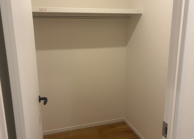 衣類から大きな季節ものの荷物までまとめてしまえるウォークインクロゼットです。全居室収納が完備された92.7平米の3LDKだからこそ、居住空間を狭めることなくお部屋全体をすっきりと保つことができます。
