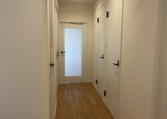 2026年8月に内装リフォームを完了しており、全居室の床フローリング張替や壁クロスの貼り替えが施されています。綺麗に生まれ変わった清潔感あふれる室内環境で、気持ちよく新生活をスタートしていただけます。