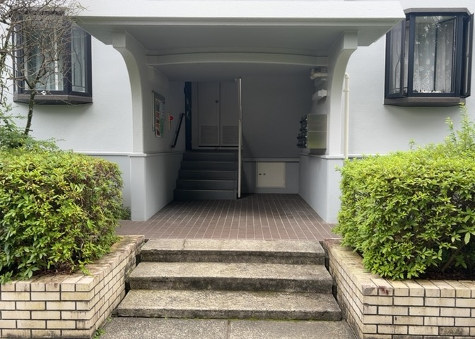 落ち着いた雰囲気を醸し出すマンションのエントランス部分です。日々の行き帰りで通過する共有部であり、整然と維持管理されている様子が伺えます。現地の管理状況も併せてご見学時にご確認くださいませ。