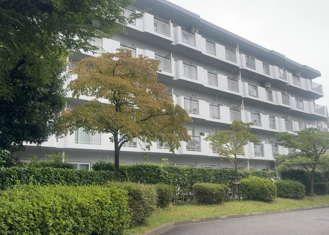 現地で撮影された室内・建物周辺の現況写真です。閑静で緑豊かな住宅地に位置しており、生活利便施設や周辺環境との距離感などもご確認いただけます。現地見学会のご予約も随時受け付けておりますのでお問合せ下さい