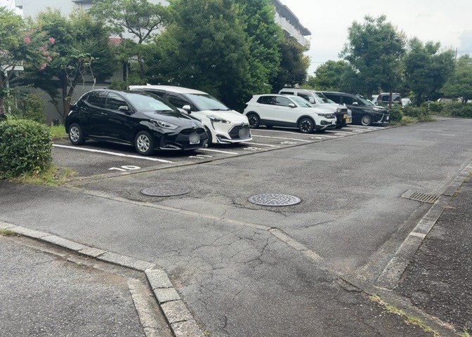 敷地内には月額4500円で利用できる平置き駐車場がございます。愛車の出し入れがしやすく、大型のお買い物から帰宅した際にも荷物の運搬がスムーズです。空き状況については最新の情報をお問い合わせください。