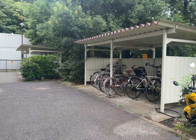敷地内に整頓された駐輪場スペースが確保されています。通勤や通学、近隣のスーパーなどへのお買い物に自転車を利用される方にとって大変便利な施設です。利用条件や空き状況に関しては事前にお問い合わせ下さい。