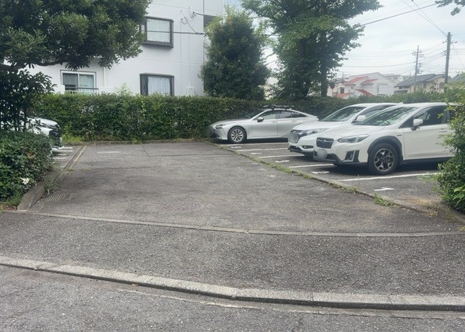月額4500円でご利用いただける敷地内の駐車場です。住戸からの距離も近く、日常的にお車を使用されるご家族にとって利便性の高い設備となっております。現地ご案内の際にも駐車スペースをご確認いただけます。