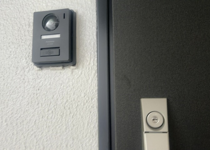 日勤の管理体制や敷地内の配置など、住まいの安心感を高める配慮がなされています。閑静な住宅街の中で防犯面にも配慮された環境となっており、ご家族皆様が安心して快適な毎日をお過ごしいただける物件です。