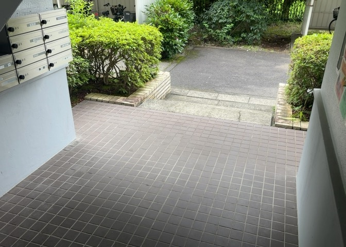 エントランスから一歩足を踏み入れた場所に広がるロビー空間です。管理が行き届いた清潔感のある共用部となっており、居住者や訪問者を優しく迎え入れます。マンション全体の落ち着いた雰囲気が感じられます。