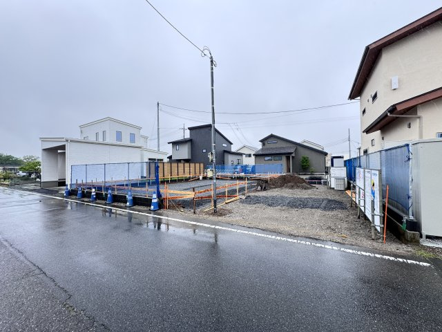現地写真　駐車スペースは並列2台+並列2台分可能です！     　
