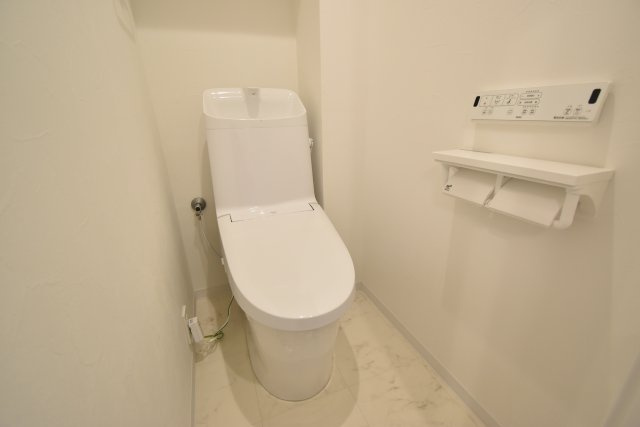 最新の節水型トイレです！隅々までお掃除のしやすい構造になっています！100年キレイが続くコーティングが施されています♪