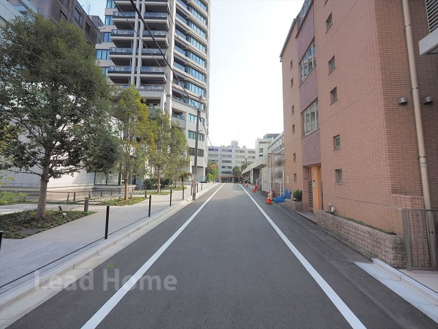 幅員が広く見通しの良いフラットな前面道路！歩道が整備されており小さなお子様とのお散歩も安心です♪