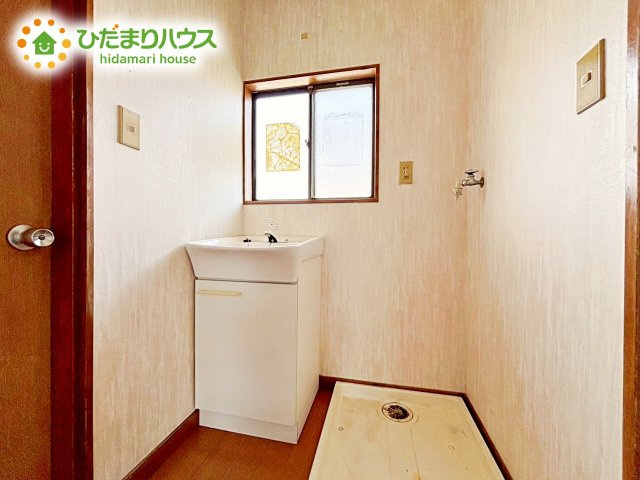 小窓があるので、熱気がこもりやすい洗面所も空気の入れ替えがしやすいです！
