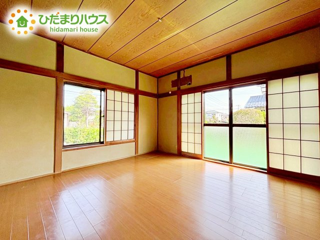 家族との大切な時間を多く過ごすリビング。ゆったりとした広さのある空間で会話も弾みます♪大きい窓からは明るい日差しが差し込みます。居心地の良いリビングでおうち時間を楽しんで！