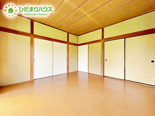 明るく開放的な空間が広がるLDK。室内には豊かな陽光が注ぎ込み、爽やかな住空間を演出。ホームパーティーでもゲストと一緒に料理を楽しみながら楽しい時間を過ごせそう。