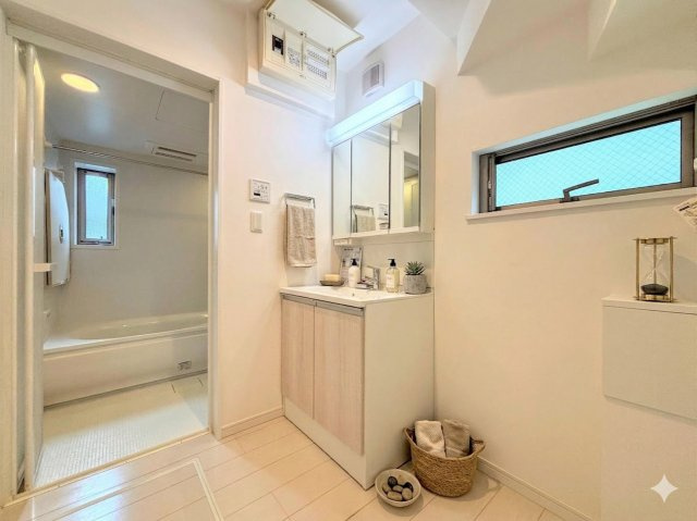 モデルルーム写真◆毎日使う場所だから、機能的で使いやすさに配慮したパウダールーム。すっきりと使えるように収納も豊富にご用意しています。(家具はイメージです)