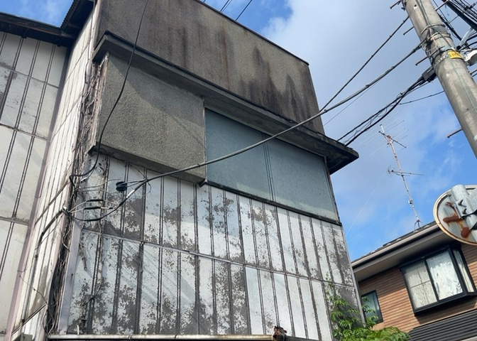 バルコニーは、室外の専用スペースのうち、「屋根がなく開放された空間」であるものを指します。ベランダより広いタイプのものが多く、日当たりもよいため家庭菜園などを楽しみたい人にとって適した環境となります。