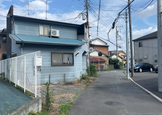 住宅用の土地では前面道路に2m以上接していなければならないと法律で定められています。しかし、お持ちの車のサイズやライフスタイルなどにより、2mでは利便が悪い場合もございますので、事前に確認しましょう。
