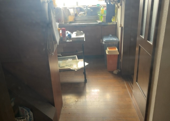 ダイニングとキッチンの間を扉や壁などで仕切らず、一体化させた間取りです。キッチンカウンターがついている物件ならば、食事をキッチンカウンターで取ることで、ダイニングスペースをリビングとして使用できます。