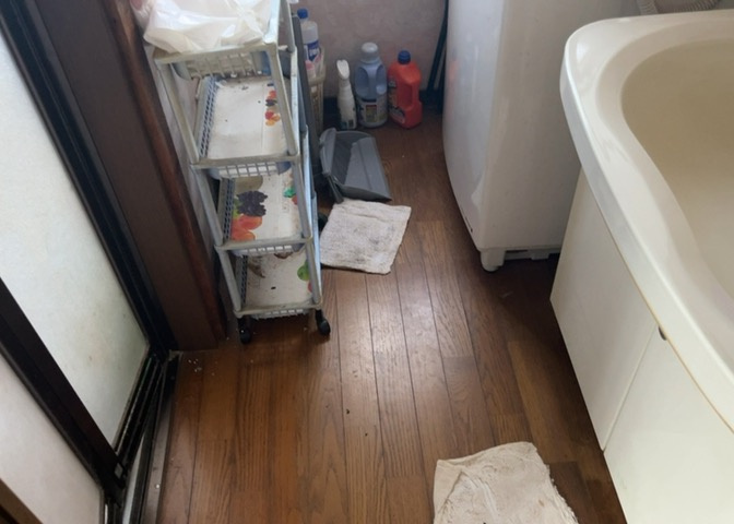 多くの戸建て住宅で見かける洗面脱衣所は、洗面台と洗濯機が2畳ほどのスペースに並べられていて、洗面所が脱衣所を兼ね備えている間取りが一般的です。お客様が利用することもある、パブリックな空間でもあります。