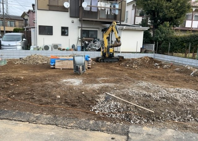 土地の面積＝住宅面積ではありません。建ぺい率の問題などで、土地のある場所によって住宅を建てられる面積は限られています。高さもしかり、「土地」という言葉の中には、建築条件も含まれると考えておきましょう。