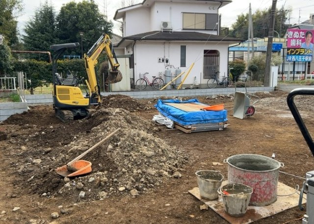 家を建てる場合、方位は要チェックです。現実的に日当たりのよい家ならばリビングは南側、建築基準法でも北側に当たる家への配慮は求められています。土地を見学に行く際は、方位磁針を持って行くようにしましょう。